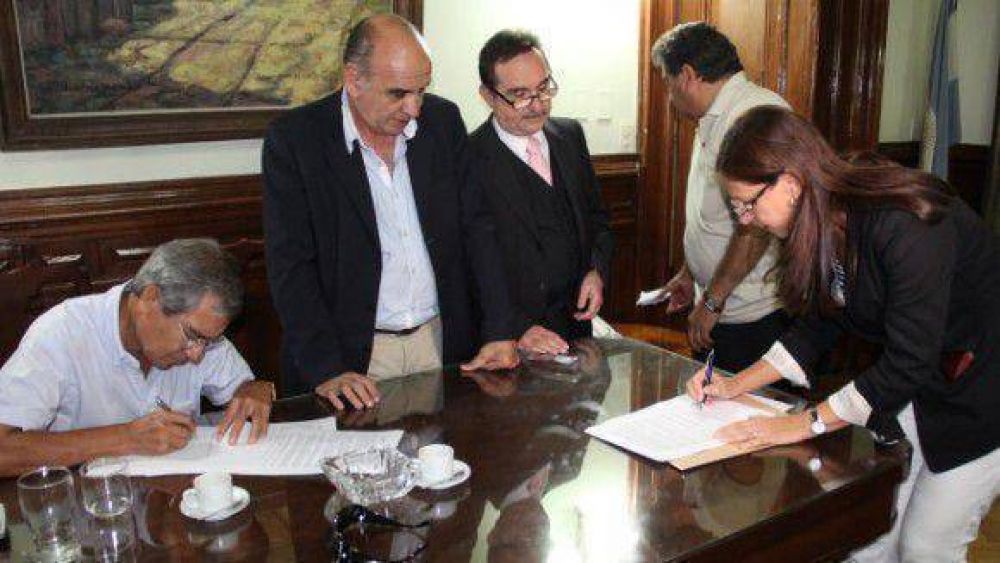 Los docentes lograron un aumento salarial del 30% en dos cuotas