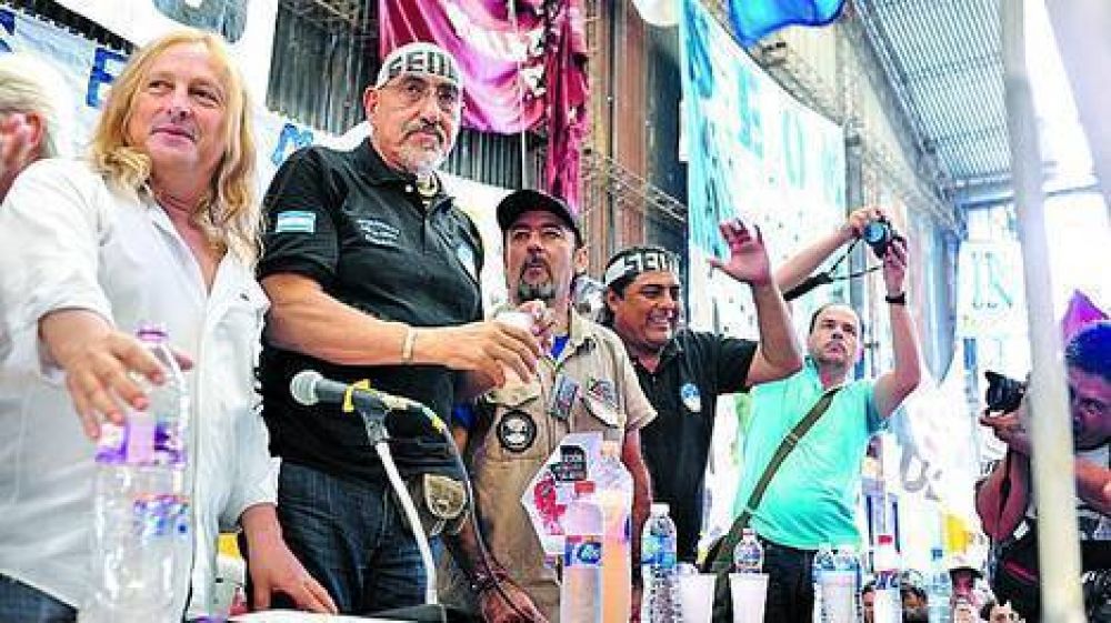 Reclaman por docentes y exigen paritarias libres