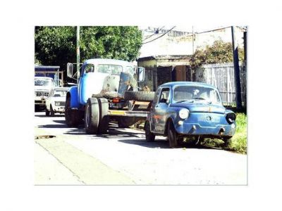 Postales de nuevos residuos: autos abandonados en la calle