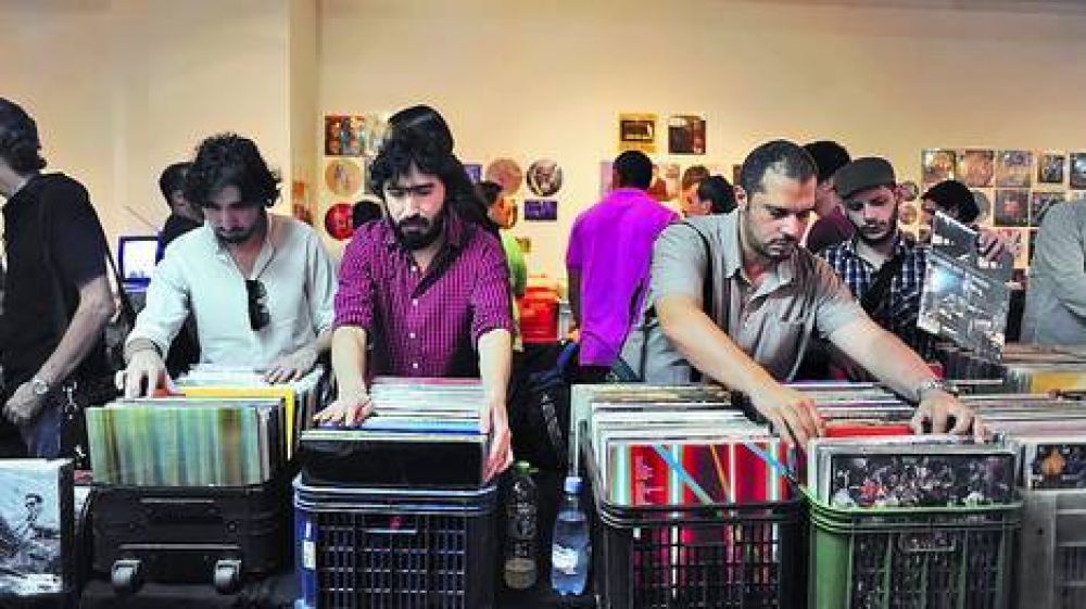 Fan�ticos del disco, en una feria para revisar bateas con pasi�n