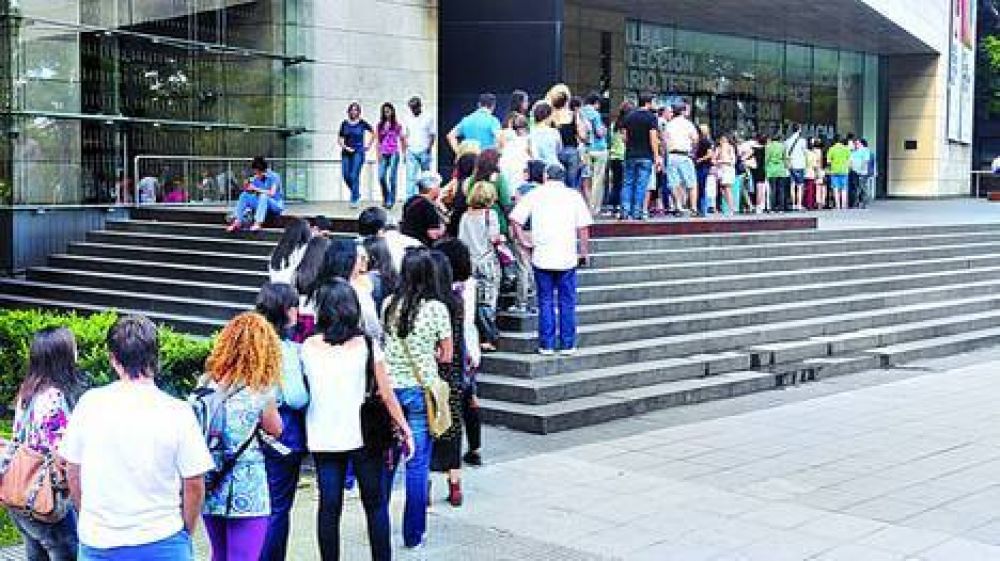 Colas para ver la muestra de un c�lebre fot�grafo