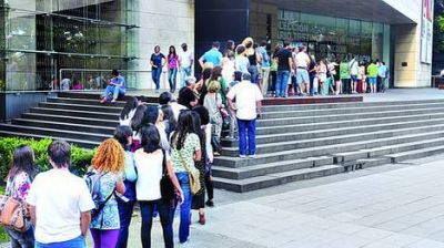 Colas para ver la muestra de un c�lebre fot�grafo