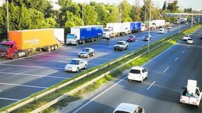 Para no pagar m�s peaje, paran los camiones en las banquinas