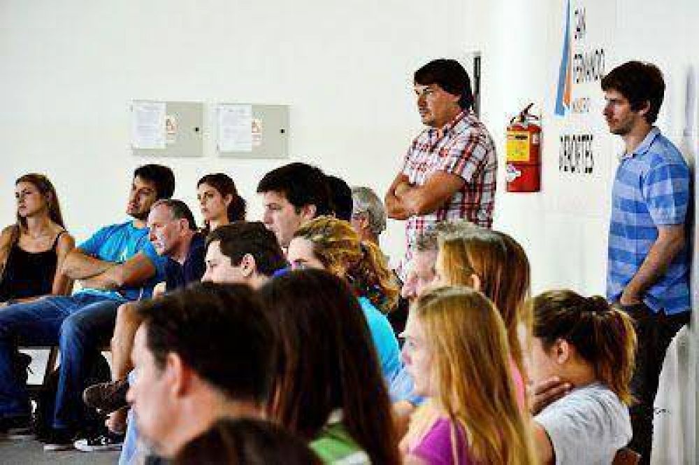 Profesores y personal de los polideportivos recibieron capacitaci�n sobre RCP y uso de desfibriladores