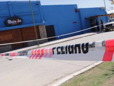 Conmoci�n por un tiroteo en Naschel: un polic�a mat� a 2 personas e hiri� a 18