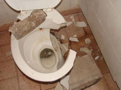 Rompieron sanitarios y tragaluces en la escuela N� 19