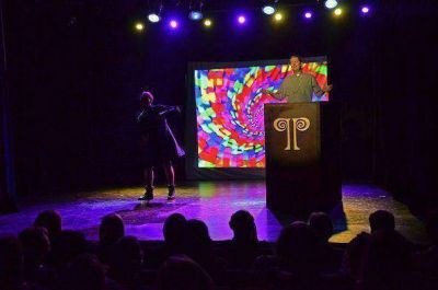 Noche de carcajadas y delirio en el Teatro Martinelli con Fabio Alberti