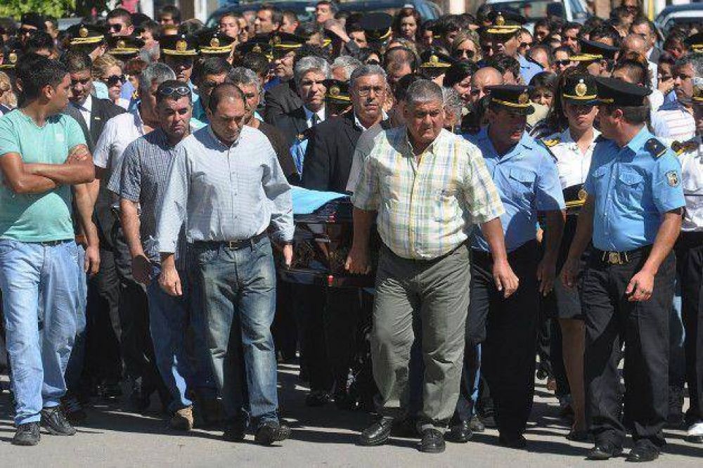 La comunidad de Santa Rosa dio el �ltimo adi�s al comisario mayor post mortem Julio Barrio