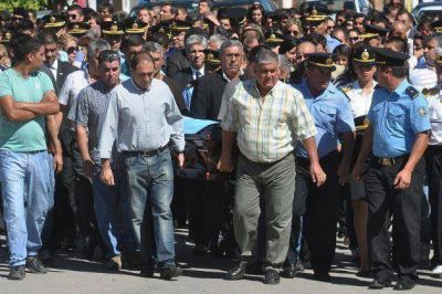La comunidad de Santa Rosa dio el �ltimo adi�s al comisario mayor post mortem Julio Barrio