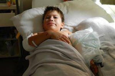 Le reimplantan la mano a un nene en el Materno Infantil