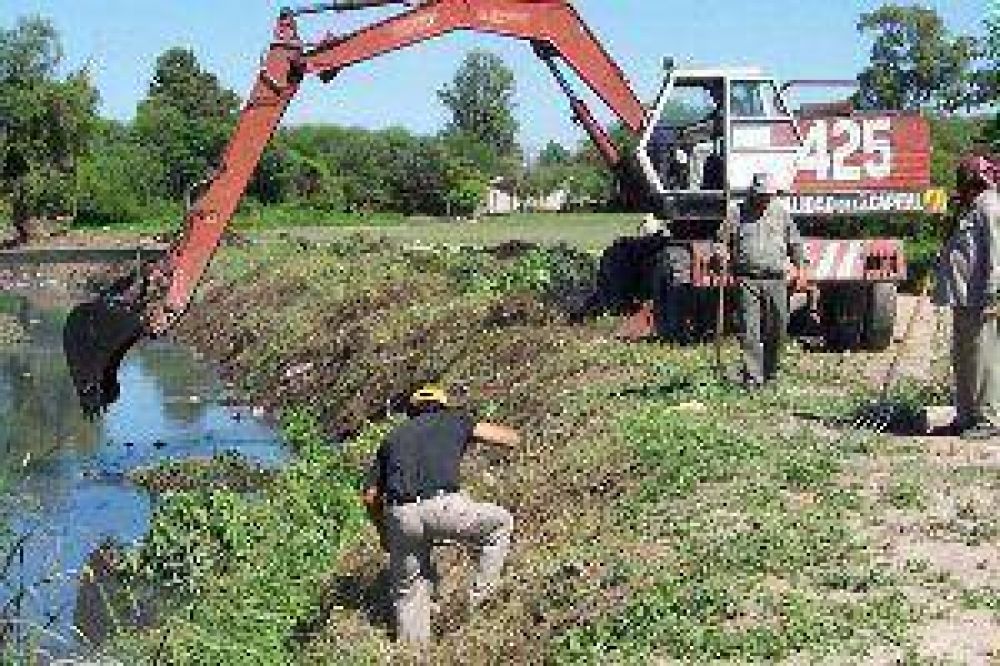 Realizan trabajos diarios en bacheos y limpieza de desag�es en diferentes barrios capitalinos