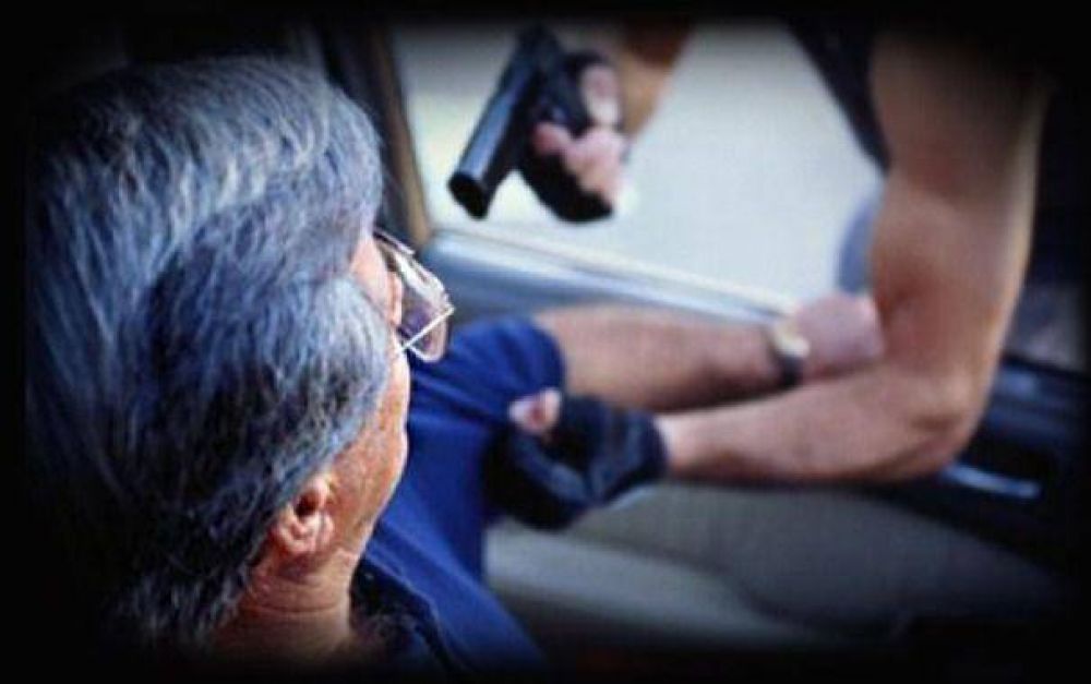 Quisieron asaltarlo y lo balearon desde una moto