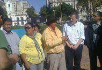 Alfons�n y otros dirigentes opositores con el acampe chaque�o en Plaza de Mayo