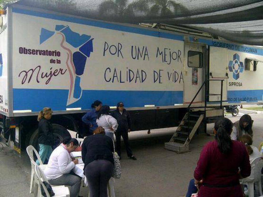 Mujeres acceden a chequeos m�dicos a trav�s de un trailer sanitario