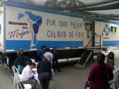 Mujeres acceden a chequeos m�dicos a trav�s de un trailer sanitario