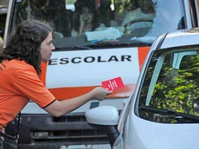Tarjeta roja a quienes dejan el auto en doble fila en los colegios