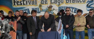 Buzzi firma convenios y entrega aportes en comunas rurales