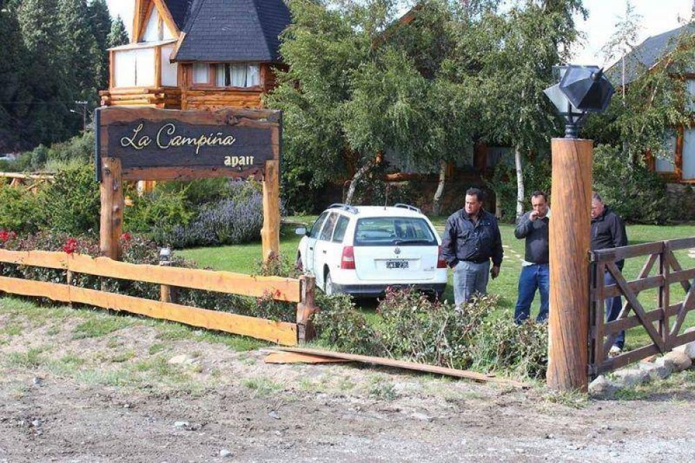 Por esquivar a otro auto, una mujer termin� en el patio de un complejo tur�stico