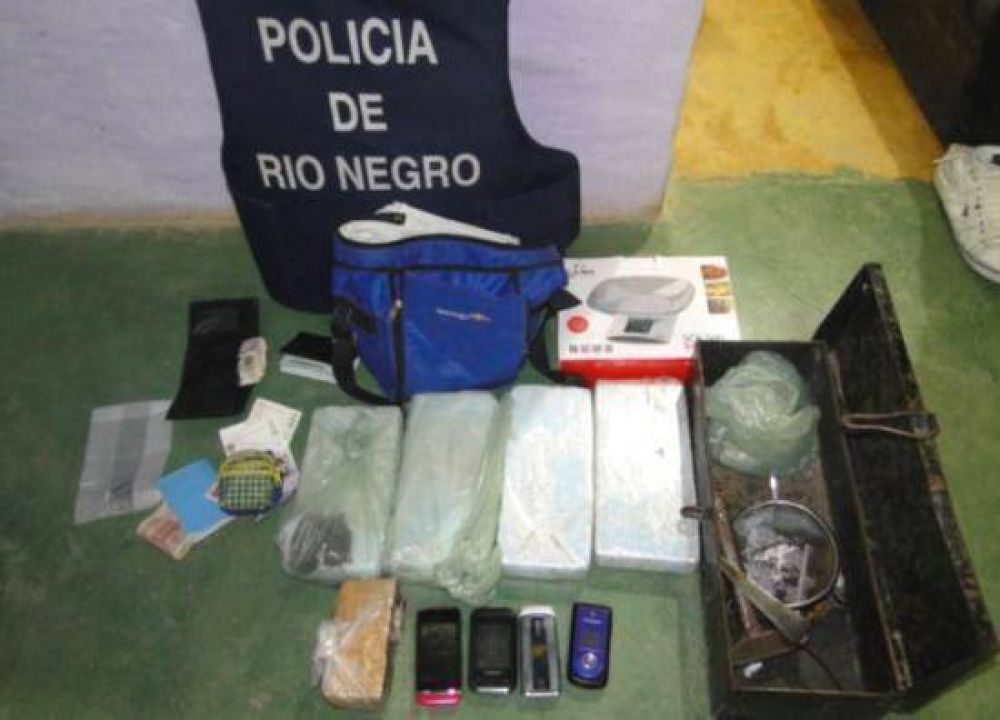 Secuestran drogas, armas y dinero en operativo en Roca
