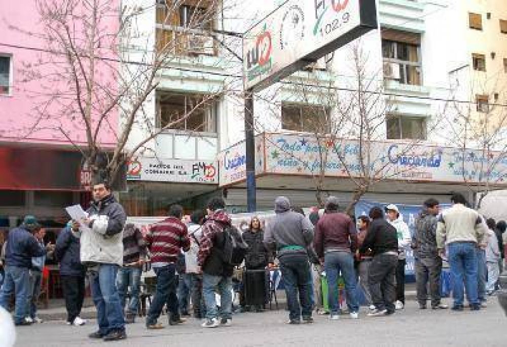 Empleados de LU19 realizan ventas de manzanas