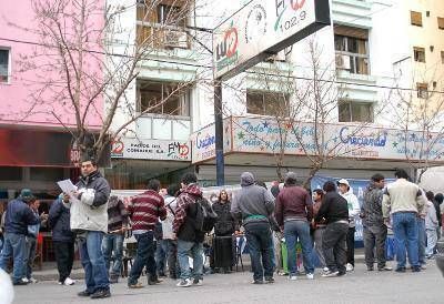 Empleados de LU19 realizan ventas de manzanas