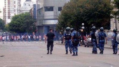 El cl�sico platense termin� a los tiros en el centro de la ciudad