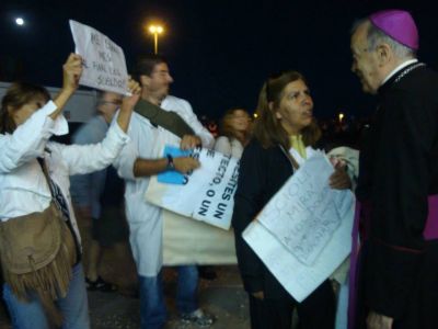 Monse�or Marino estuvo con docentes que se manifestaban