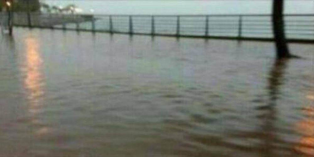 Por las fuertes lluvias una parte de la Costanera qued� bajo agua