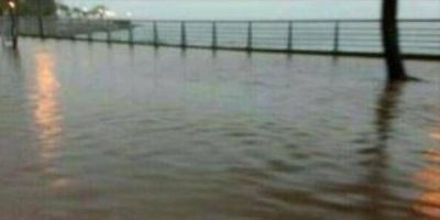 Por las fuertes lluvias una parte de la Costanera qued� bajo agua