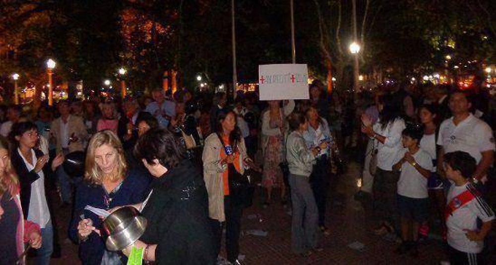 Cacerolazo de vecinos de San Fernando por el aumento de tasas