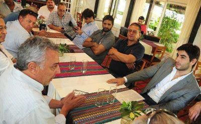 Zamora y Facundo Moyano junto a empresarios de guarderas nuticas