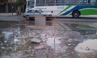 Preocupa un derrame de l�quidos cloacales en Villa Nueva, Guaymall�n