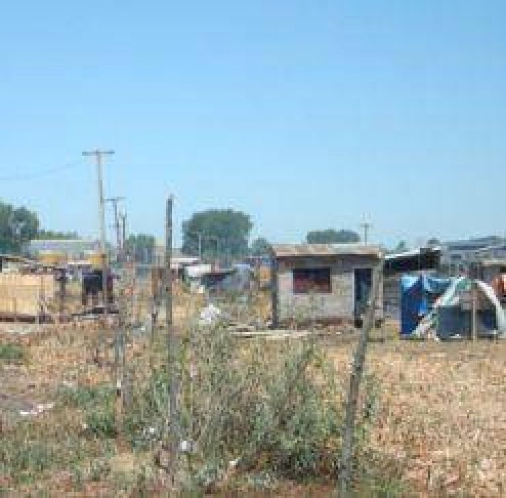 La Comuna prometi� viviendas en tres meses a las 15 familias de ocupas
