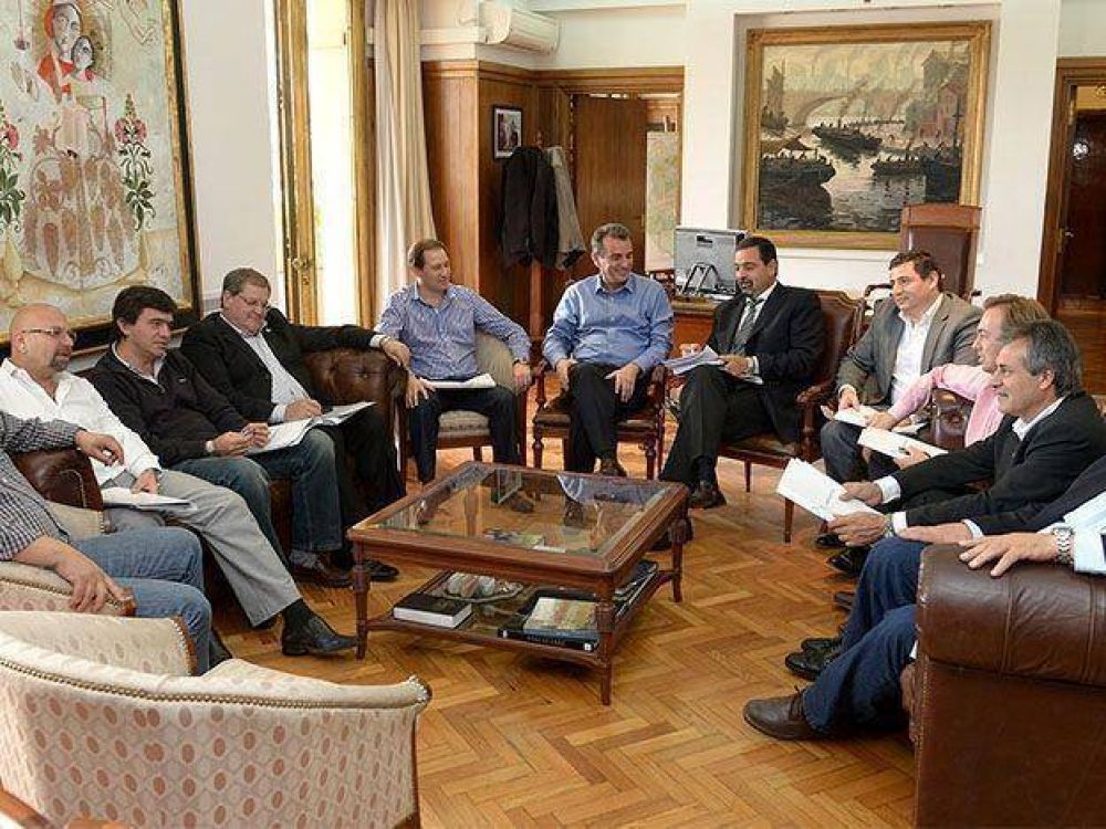 Francisco P�rez recibi� a los intendentes del PJ y busc� calmar la ansiedad por la falta del presupuesto