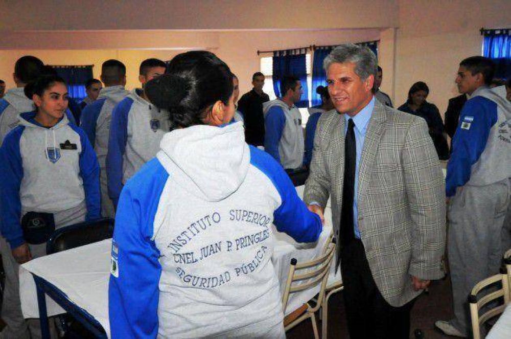 El gobernador pidi� a los cadetes policiales instruirse en la templanza y la prudencia