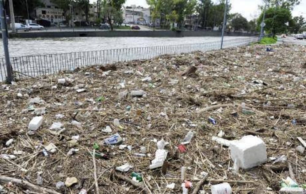 Basura en vez de autos sobre la Costanera Sur