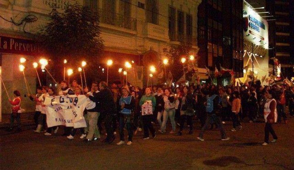 Docentes en multitudinaria marcha de antorchas