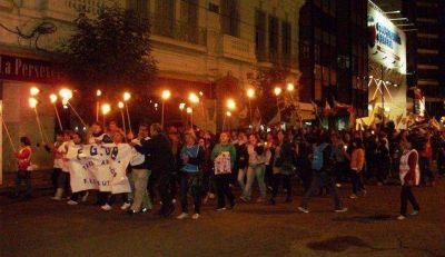 Docentes en multitudinaria marcha de antorchas