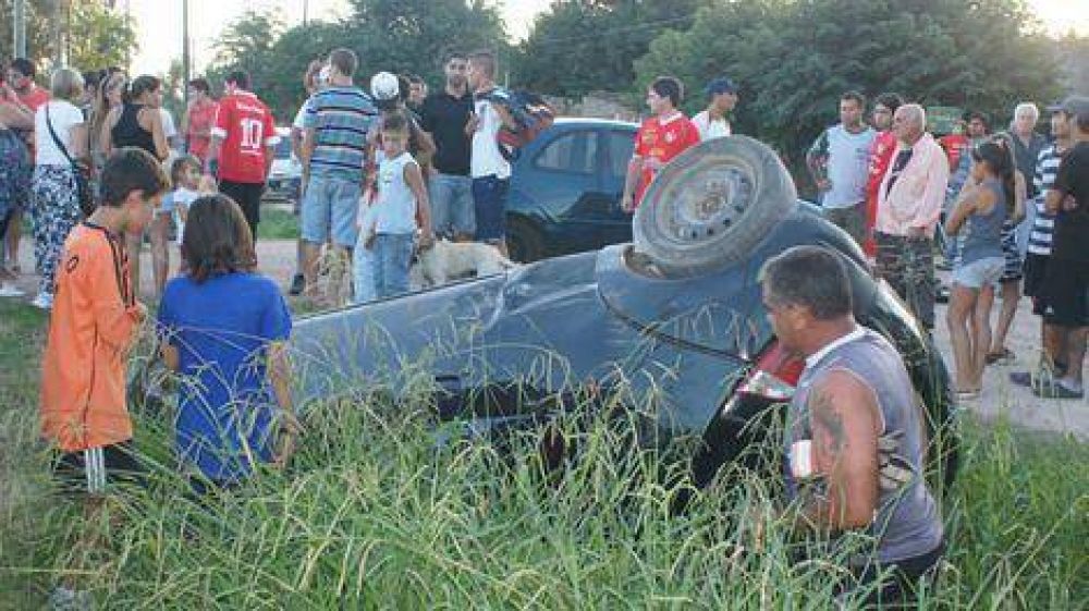 Choque y vuelco en Pascual Grisol�a y 76 