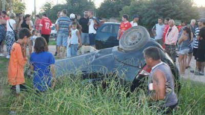 Choque y vuelco en Pascual Grisol�a y 76 