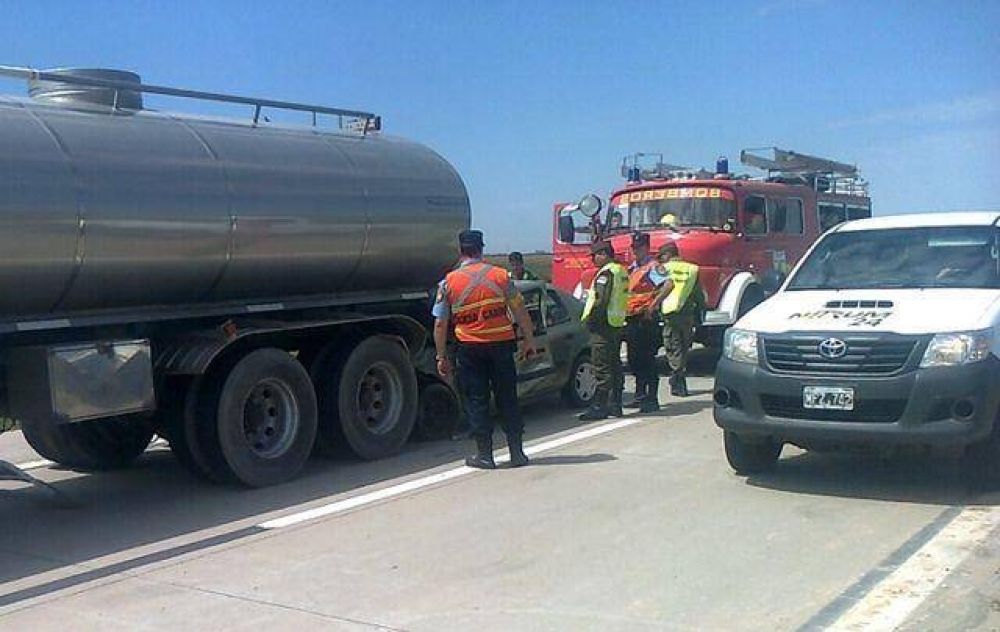 Muri� al estrellar su auto contra un cami�n en Villa Mar�a