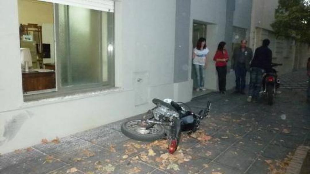 Dos j�venes se estrellaron contra una pared luego de cruzar sem�foros en rojo