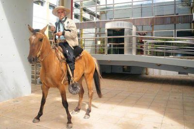 Ins�lito: paisano estafado fue en caballo a reclamar a los Tribunales de Pico
