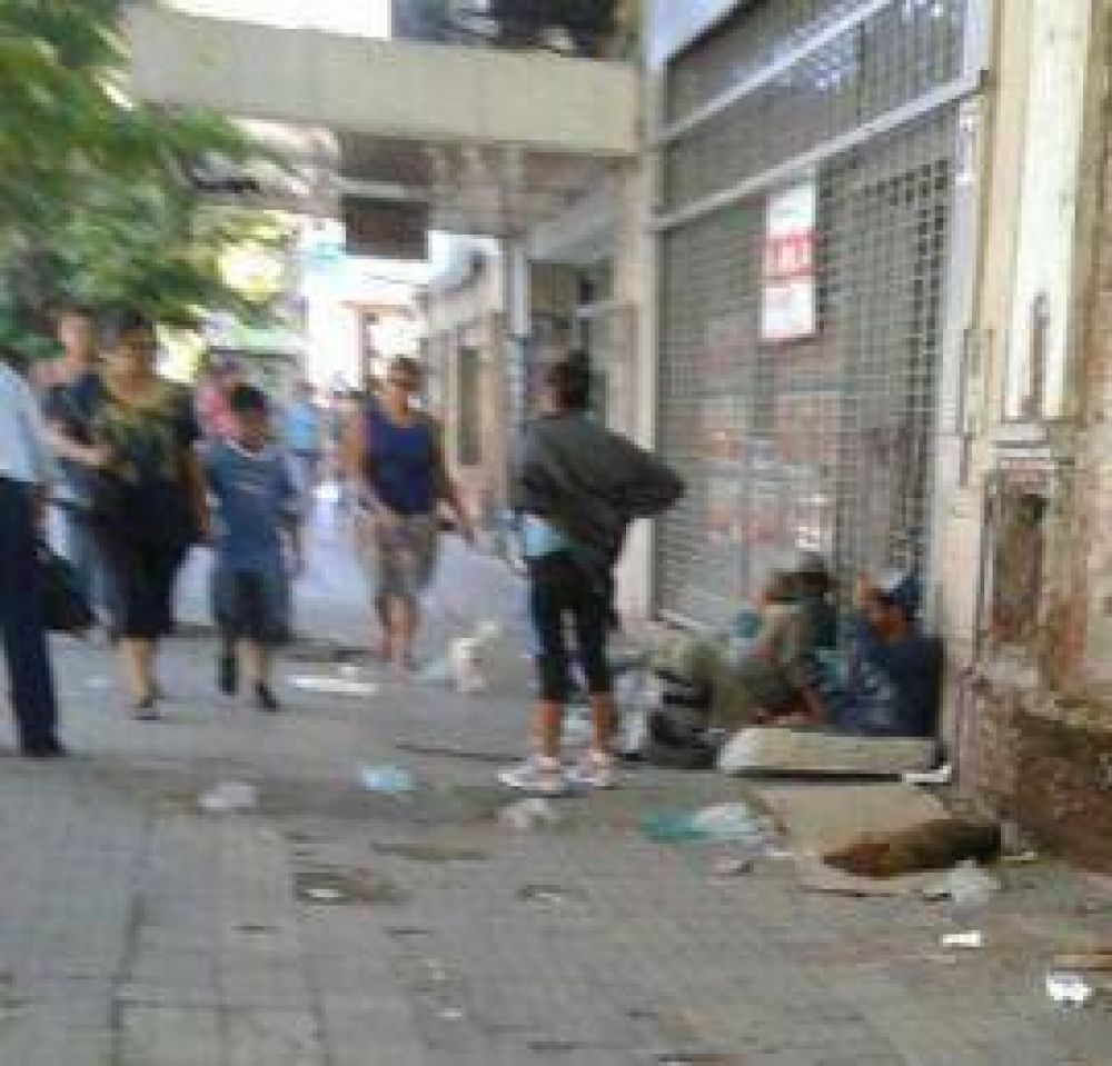Un penoso espect�culo a solo cuatro cuadras de la Plaza Independencia