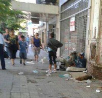 Un penoso espect�culo a solo cuatro cuadras de la Plaza Independencia