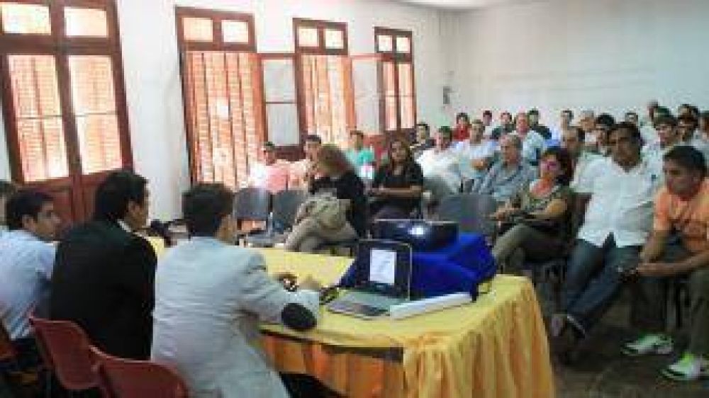Reuni�n con empresarios por polo tur�stico en arroyo Fari�ango