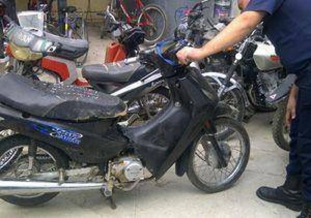 Iban en moto, chocan y el acompa�ante falleci�