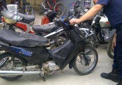 Iban en moto, chocan y el acompa�ante falleci�