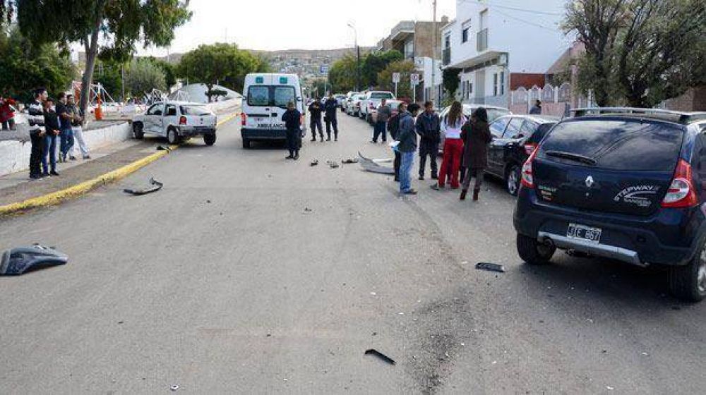 Un conductor result� herido al estrellarse contra un bulevar luego de ser embestido
