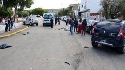 Un conductor result� herido al estrellarse contra un bulevar luego de ser embestido